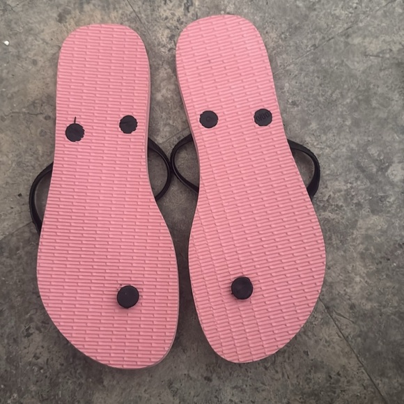NWOT Havaianas Pink and Black Pineapple Flip Flops size 9/10 - Picture 2 of 3